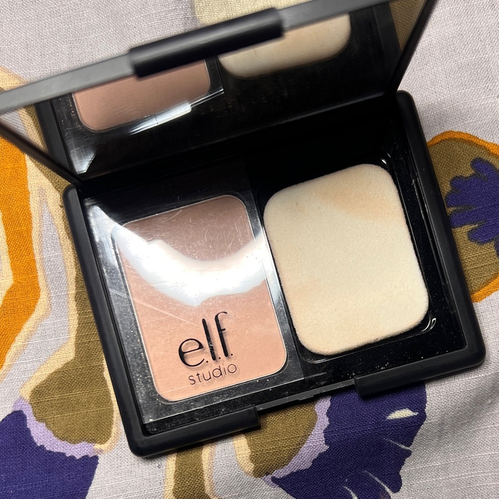 ELF Translucent Mattifying Powder - Picture 2 of 2